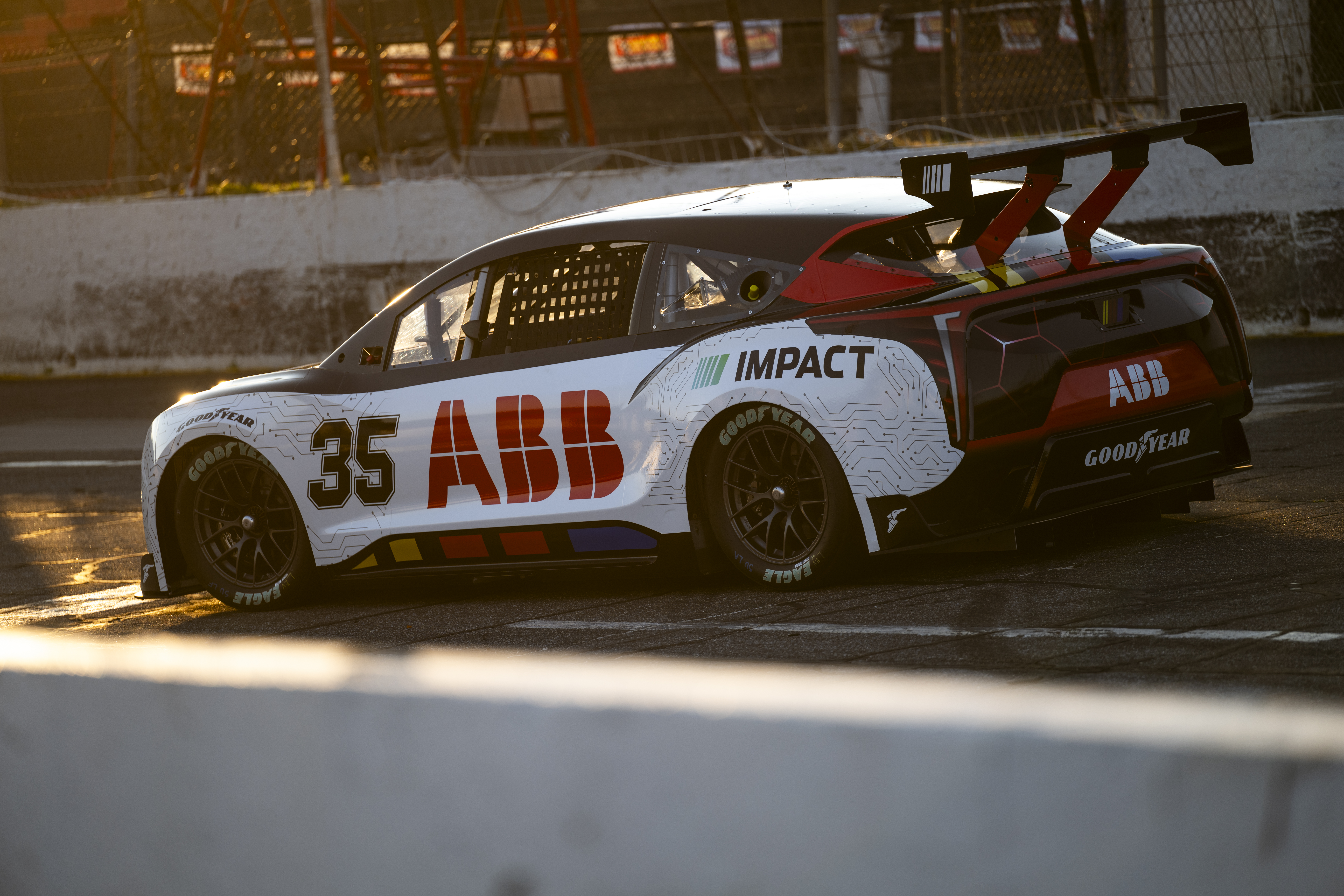 ABBとNASCAR、EVプロトタイプを公開、電動化イノベーション
