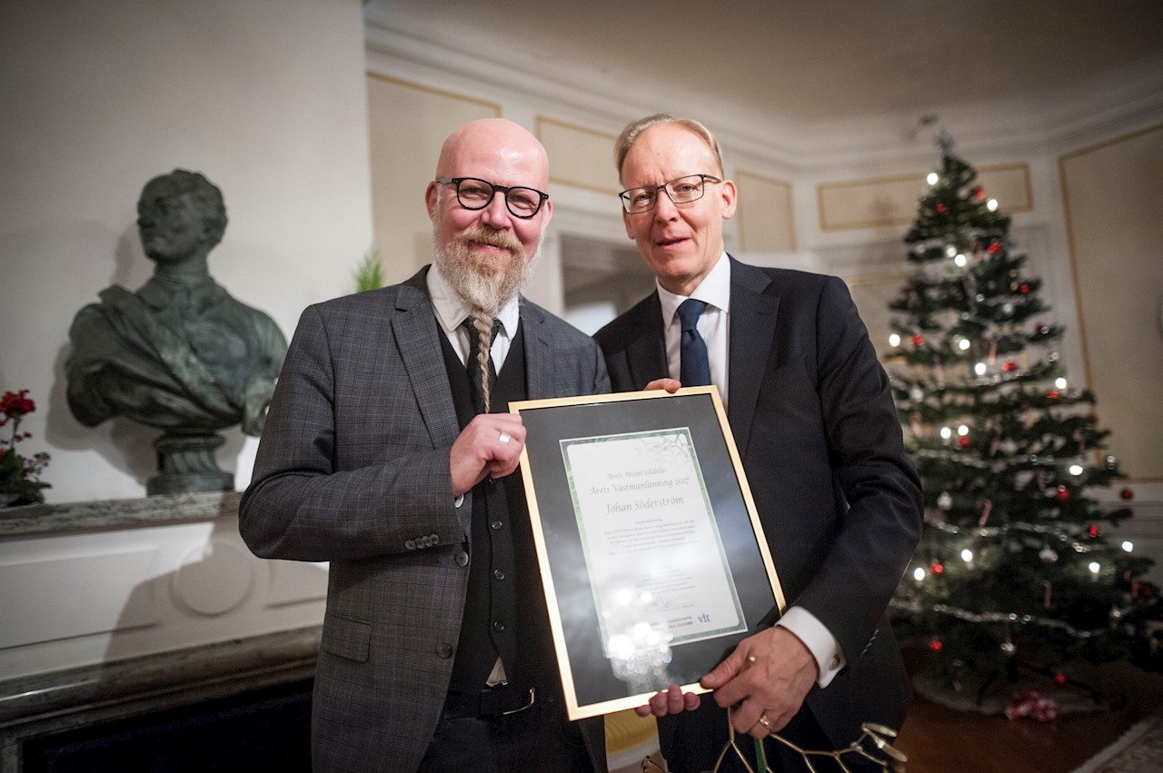Johan Söderström, vd för ABB Sverige, tillsammans med Daniel Nordström, chefredaktör och ansvarig utgivare för VLT, Fagersta-Posten, Sala Allehanda och Bärgslagbladet/Arboga Tidning. Foto: Cassandra Grönlund/VLT.