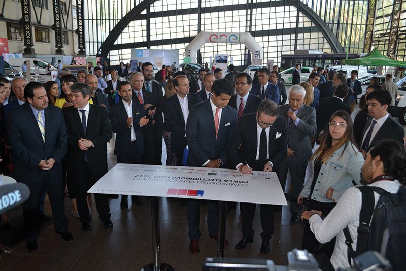 Marco Marini, Gerente de la Division Electrification Products de ABB en Chile, firmando el Compromiso Público-Privado para el impulso de la Electromovilidad en el país.