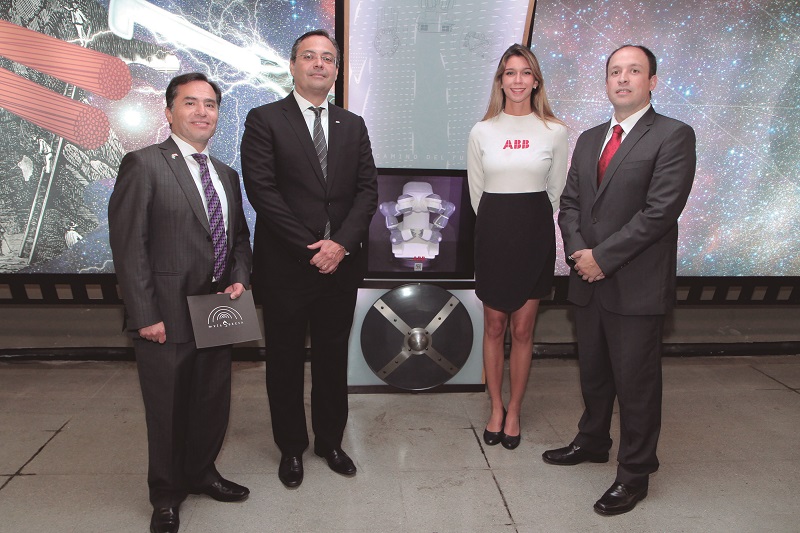 Ejecutivos de ABB en Chile junto al Demo de YuMi robot en “Vía Suecia”.