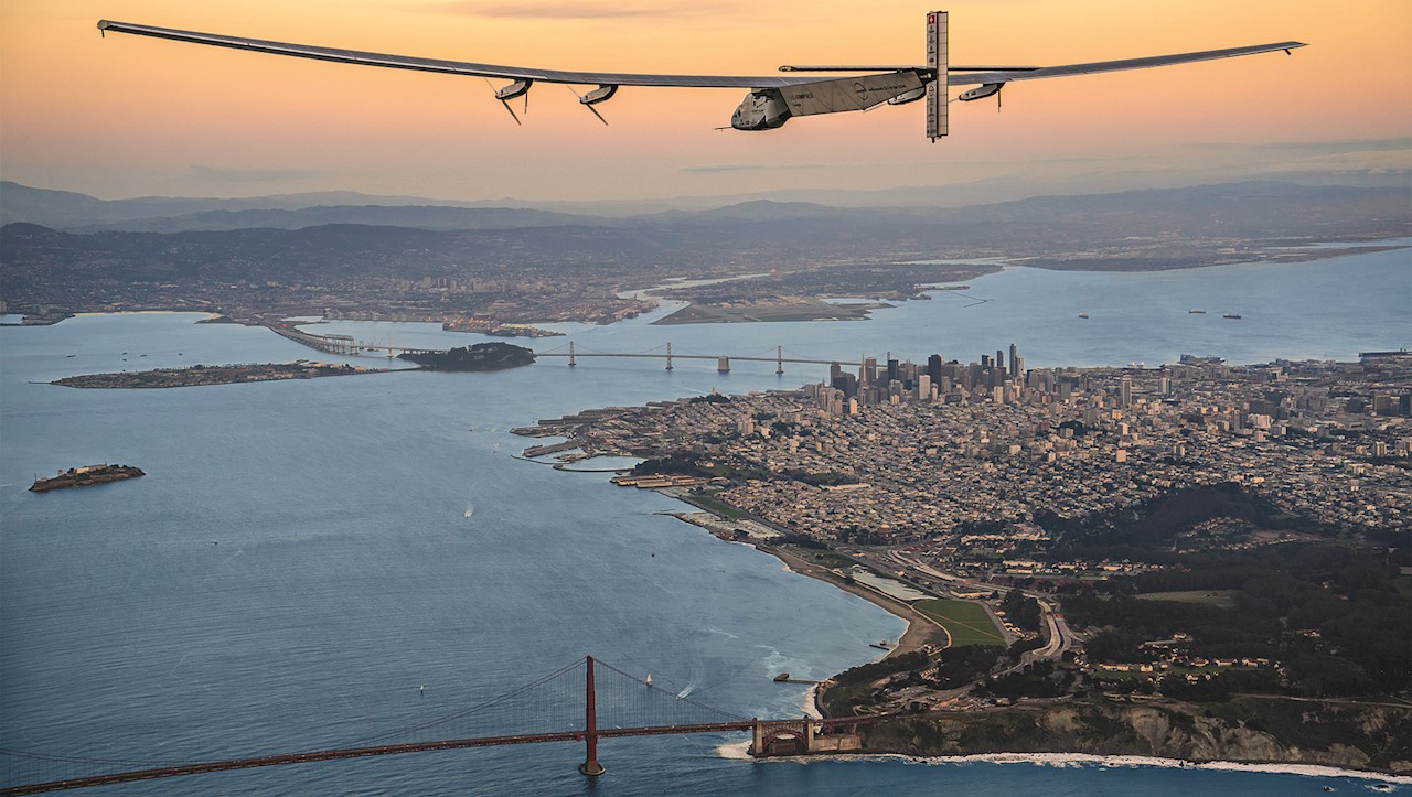 San Francisco was the destination of the ninth stage, which had started at Hawaii. The Golden Gate Bridge is in the foreground, and behind the center of the city.