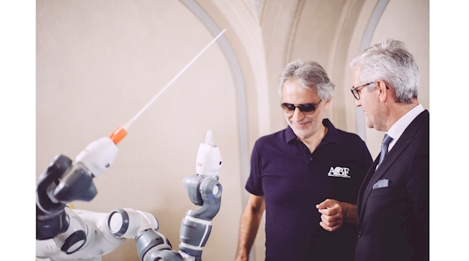 Andrea Bocelli et le PDG d’ABB Ulrich Spiesshofer avec YuMi avant le concert