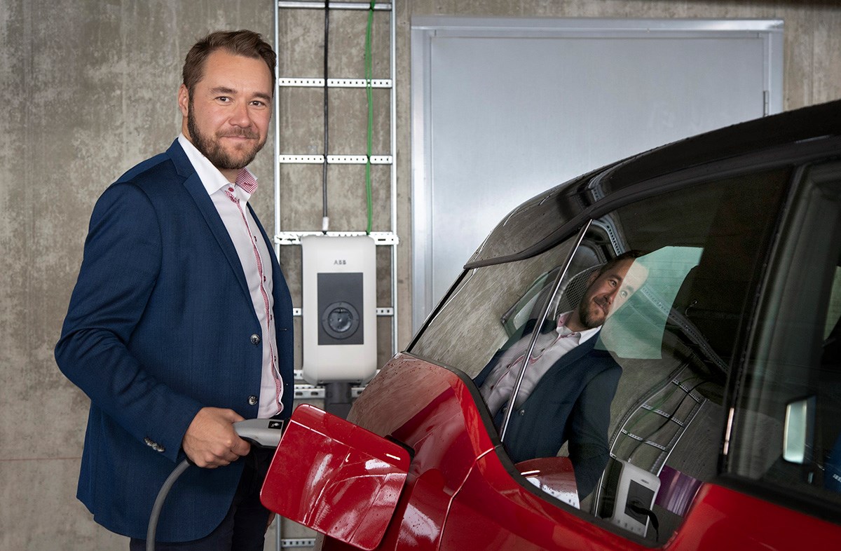 Global Operations Manager Vesa Kandell ABB:ltä lataa täyssähköautonsa työpäivän aikana ABB:n latauspisteillä Pitäjänmäellä.