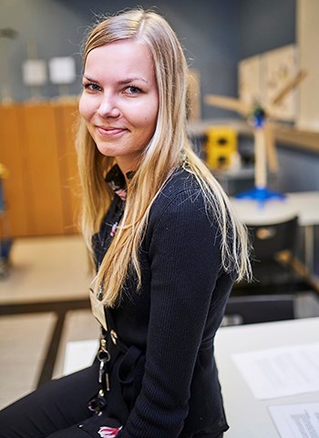 Henkilöstöhallinnon harjoittelija Maarit Kylmälahti on huomannut, että nuoret kiinnostuvat ABB.stä hurjasti, kun he pääsevät käymään yrityksessä.