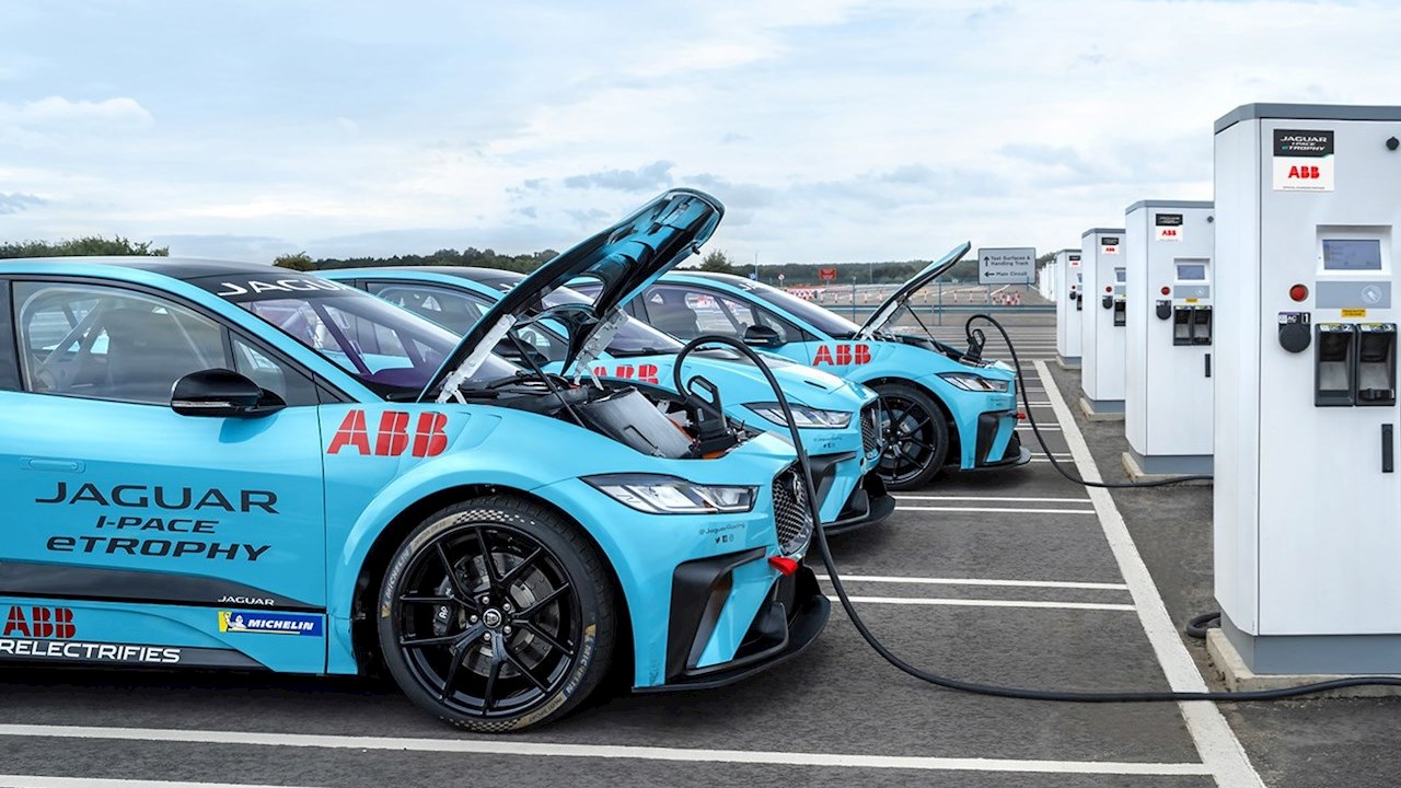 Daugiau galios, mažiau vietos: Jaguar I-PACE eTROPHY automobilių su nuline emisija įkrovimas