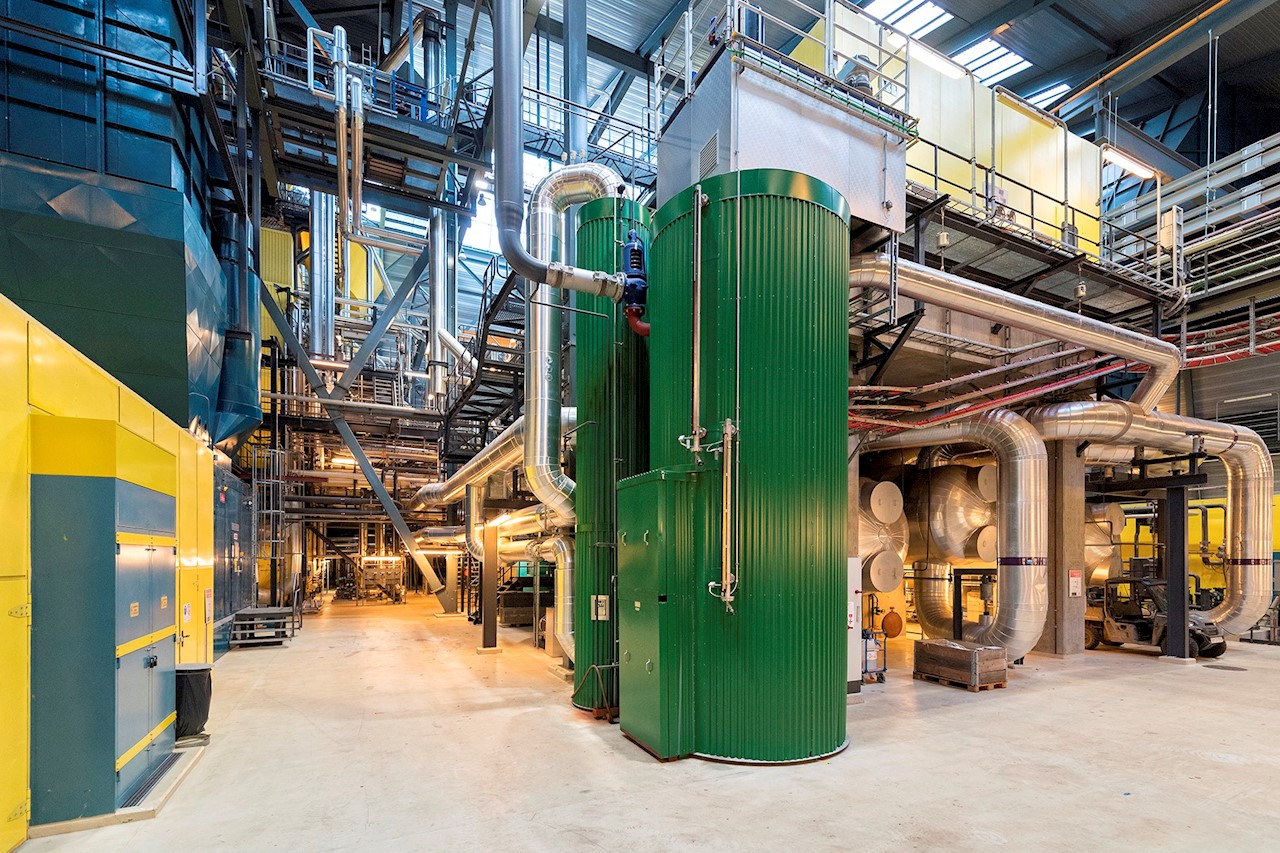 Hos Silkeborg Varme produceres varme af både sol, el og naturgas. På billedet ses en af værkets gasturbiner, der driver den generator, som producerer el. Værkets gasturbiner har i øvrigt ca. 80 pct. af sine komponenter til fælles med den motor, man finder på en Boeing 747 jumbojet 