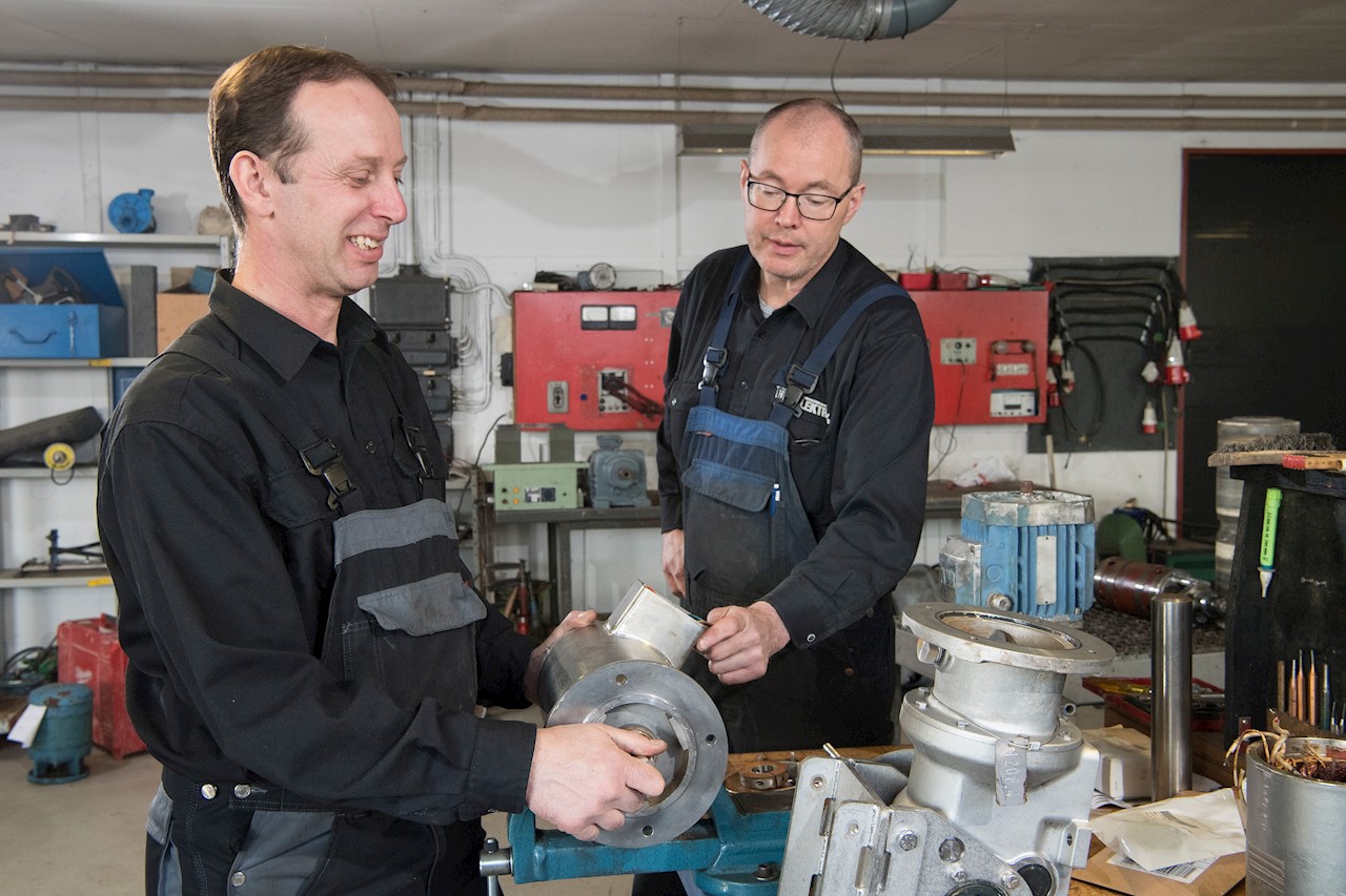 Hos Thy Elektro er de specialister i motorer, gear og transmissioner – og så kan de reparere stort set alt. Her ses Jens Vestergaard Jacobsen (th) og Kim Vigsø Lukassen