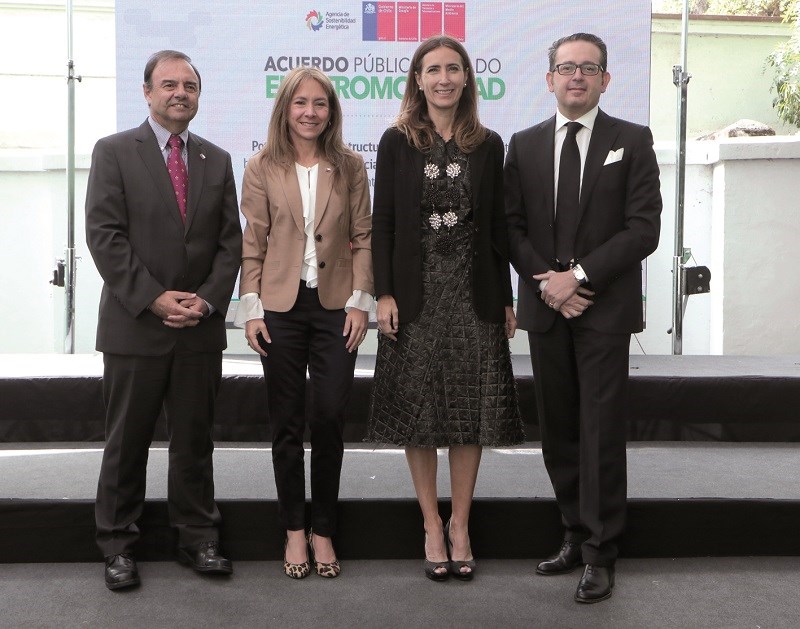 José Luis Domínguez, Subsecretario de Transportes; Susana Jiménez, Ministra de Energía; Carolina Schmidt, Ministra del Medio Ambiente y Marco Marini, Local Division Manager EP de ABB en Chile.