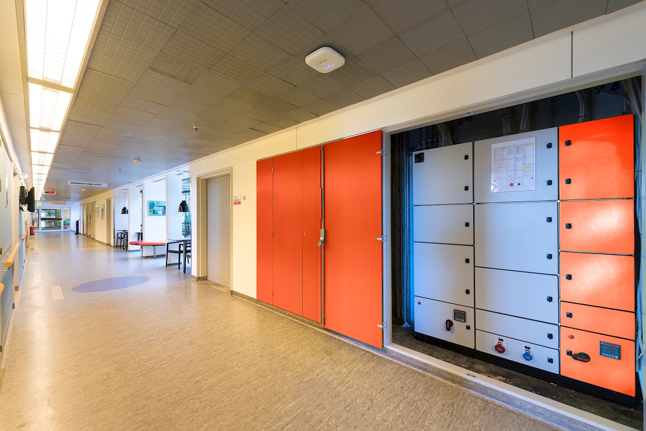 - Den orange farve angiver, at denne tavle er forbundet med nødforsyningen, fortæller Robert Marcussen fra Hvidovre Hospital.