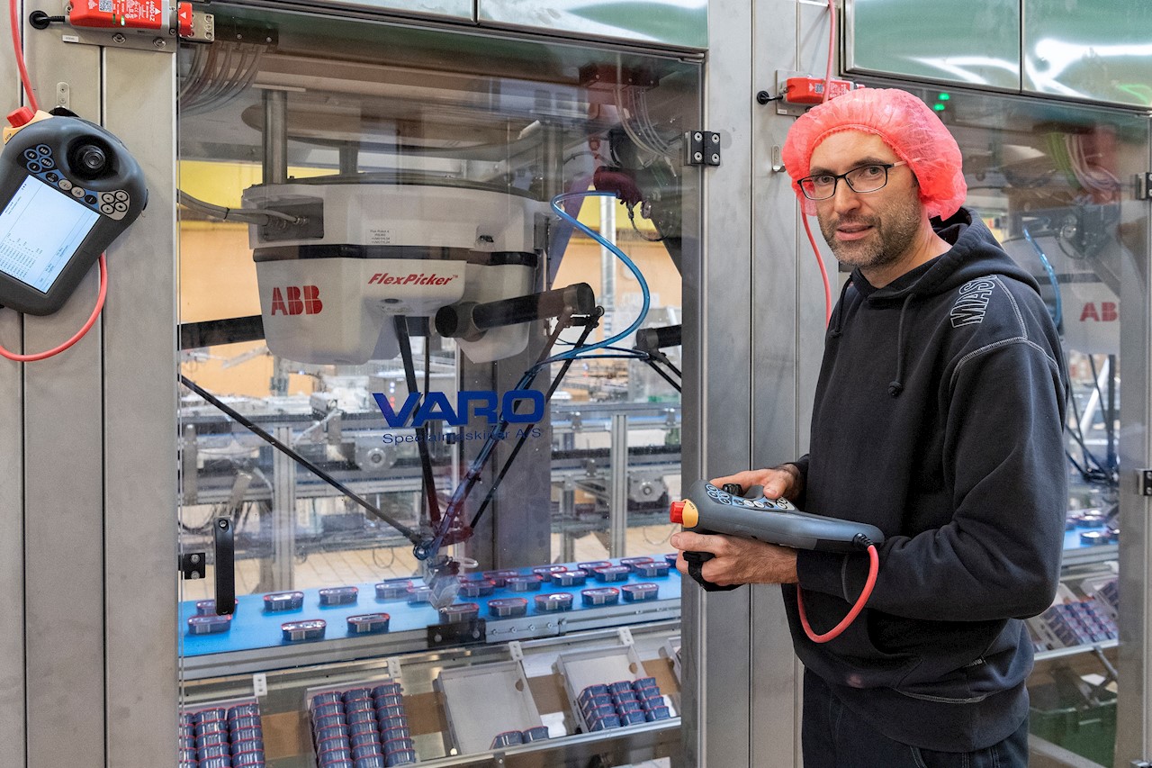 Seniorprojektleder Goran Rudan fra VARO i færd med at trimme pakkeanlægget.