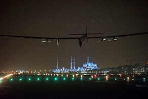 Solar Impulse lands in Abu Dhabi (© Solar Impulse / rezo.ch)