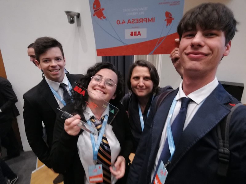Parte del Team mostra con orgoglio il Premio ABB Impresa 4.0