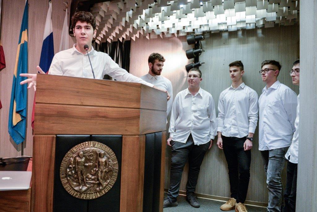 Alcuni rappresentanti del team SvoltaMo durante la premiazione di “Storie di alternanza scuola-lavoro”