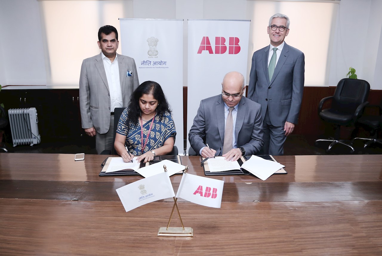Anna Roy of NITI Aayog and Sanjeev Sharma, Managing Director, ABB India signing the statement of partnership in advanced manufacturing technologies, including digital and AI, in New Delhi today, in the presence of Amitabh Kant, CEO of NITI Aayog and Dr. Ulrich Spiesshofer, CEO of ABB.