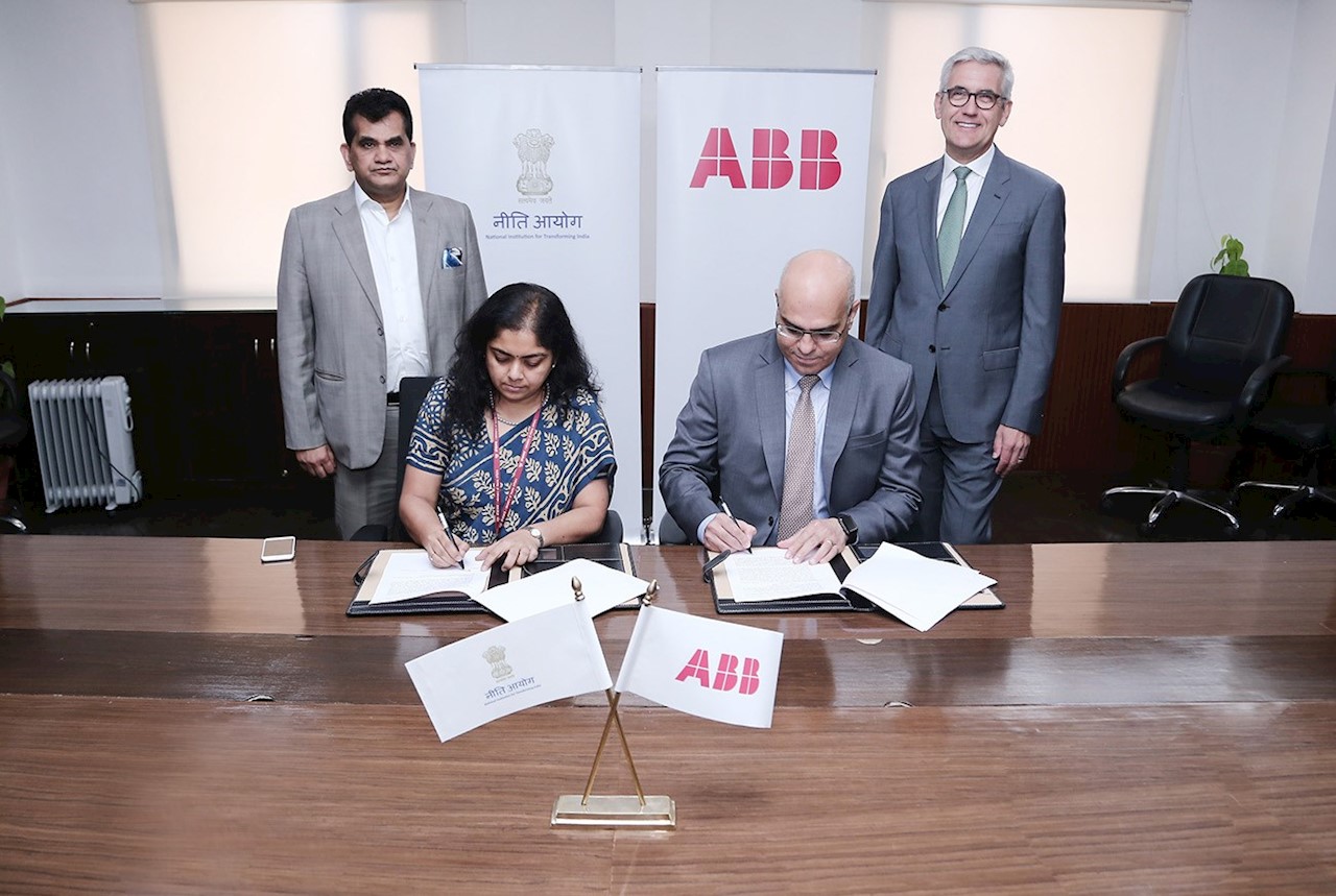 Anna Roy på NITI Aayog och Sanjeev Sharma, vd för ABB i Indien, har undertecknat en avsiktsförkla-ring om att stötta den indiska regeringen i att förverkliga den ambitiösa visionen ”Make in India” genom avancerade tillverkningstekniker, bland annat digitalisering och AI, i New Delhi. Amitabh Kant, CEO på NITI Aayog och Ulrich Spiesshofer, koncernchef på ABB, deltog.