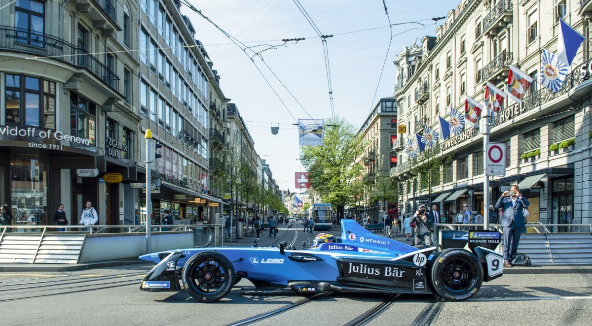 ABB FIA Formula E Championships racerförare Sébastien Buemi kör genom Zürich