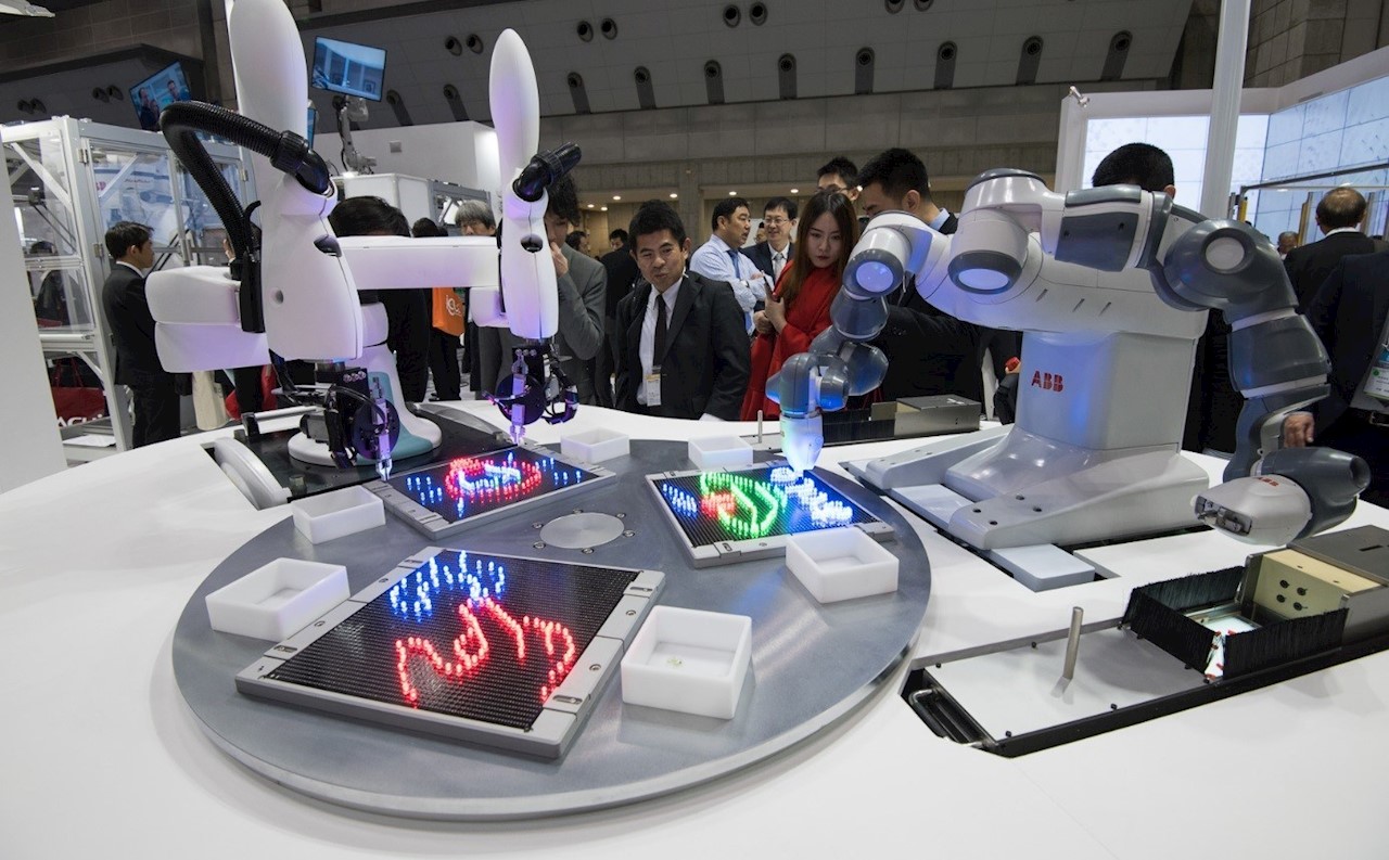 En gemensam demonstration av kollaborativ automation vid östra ingången till automatica där Kawasakis unika och innovativa tvåarmade SCARA-robot ”duAro” arbetar tillsammans med ABB:s tvåarmade robot YuMI®.