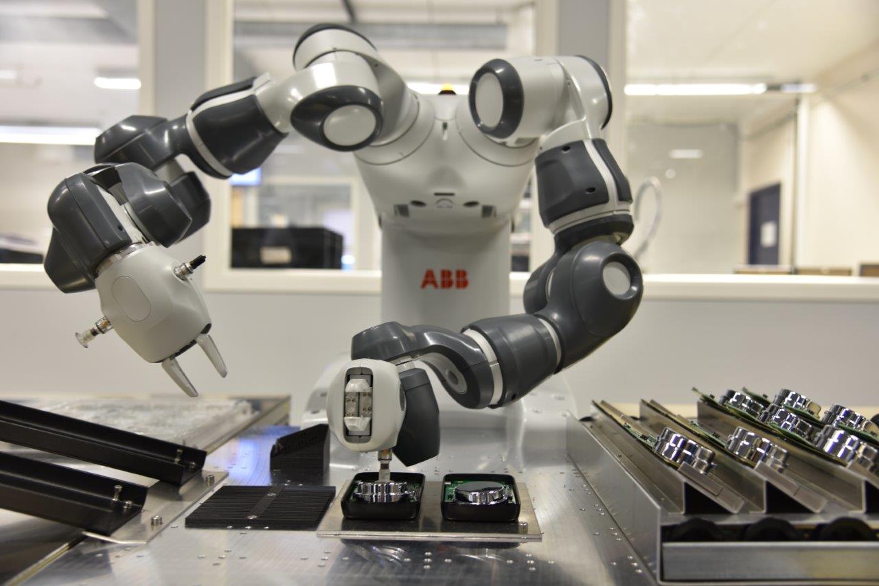 Samarbeidsroboten YuMi i arbeid hos Norautron.