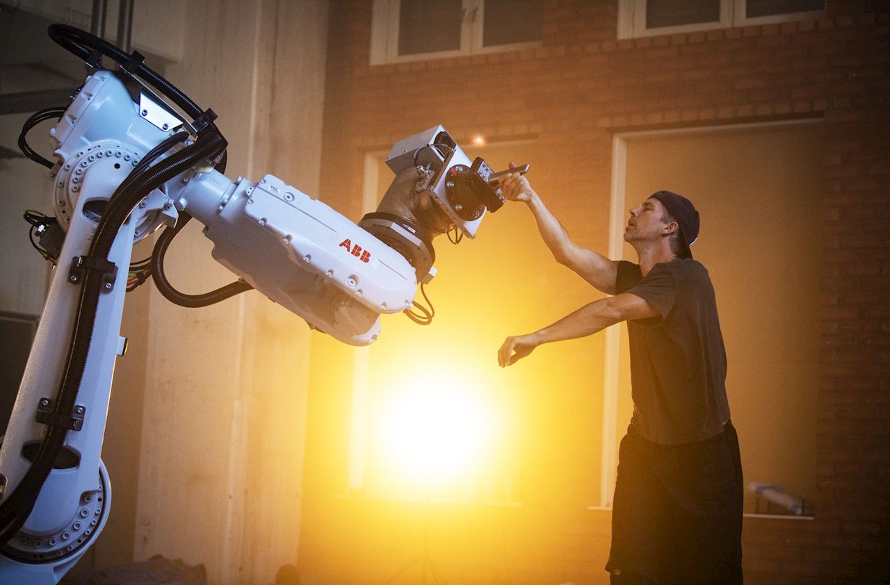 ABB:s industrirobot IRB 6620 dansar med Fredrik