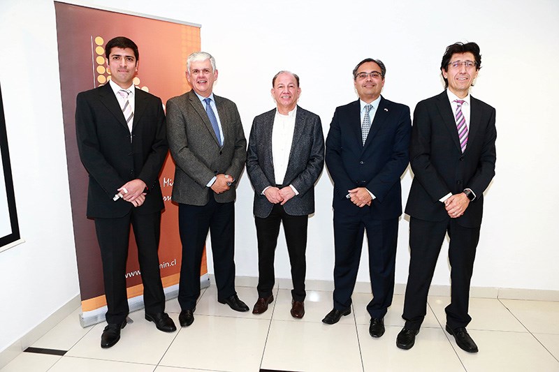 Jorge Bravo, Jefe de Estudios y Proyectos de APRIMIN; Mario Marchese, Gerente General de Codelco Tech; Julio Morales, Presidente del Comité de Innovación de APRIMIN; Marcelo Schumacker, Country Manager Director de ABB en Chile; y Javier Ruiz del Solar, Director Ejecutivo de AMTC.