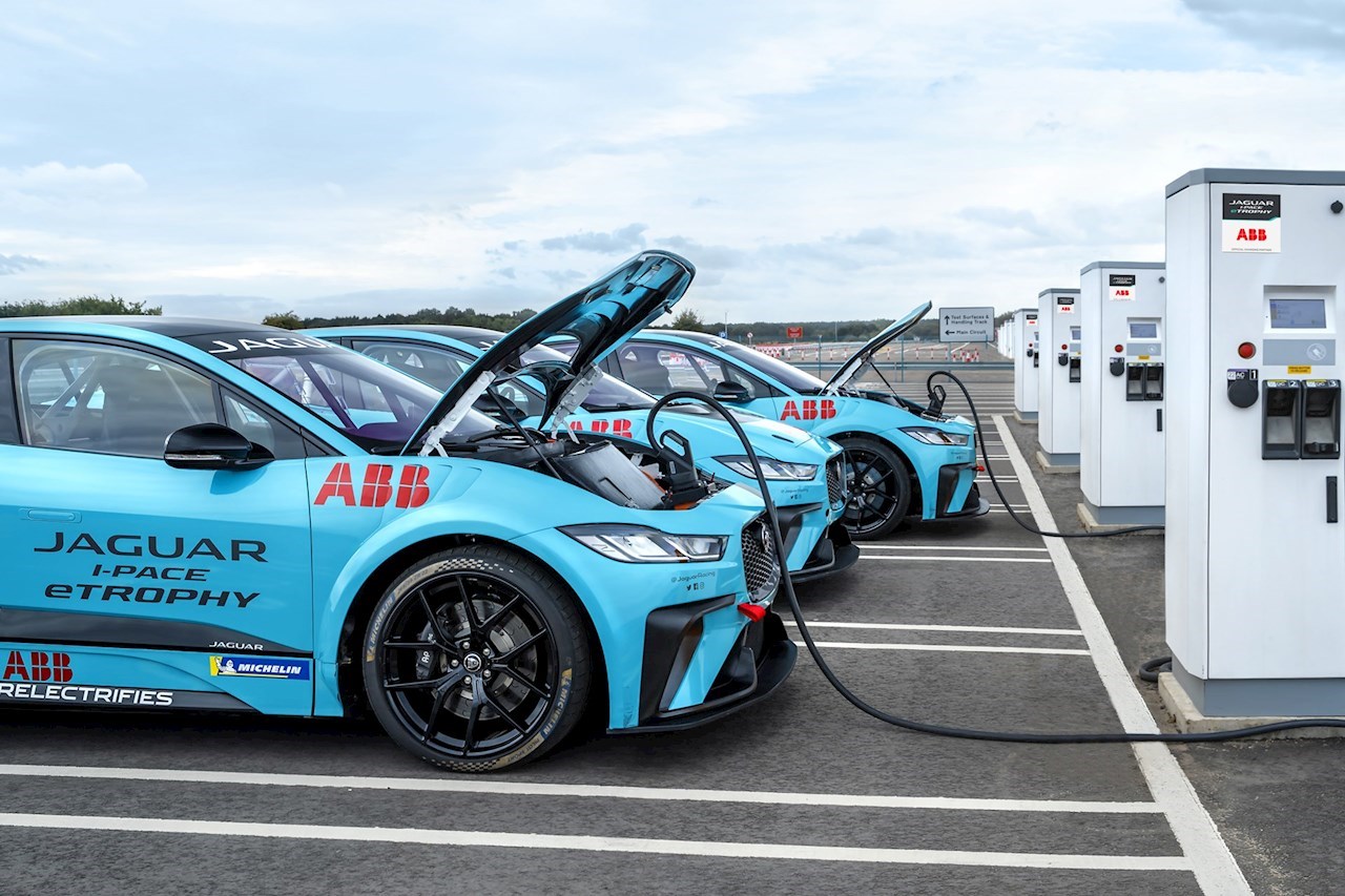 Jaguar I-PACE eTROPHY on julkistanut solmineensa sopimuksen ABB:n kanssa. ABB on maailman ensimmäisen sarjatuotantoisten täyssähköautojen Jaguar I-PACE eTROPHY -kilpasarjan virallinen latauskumppani.