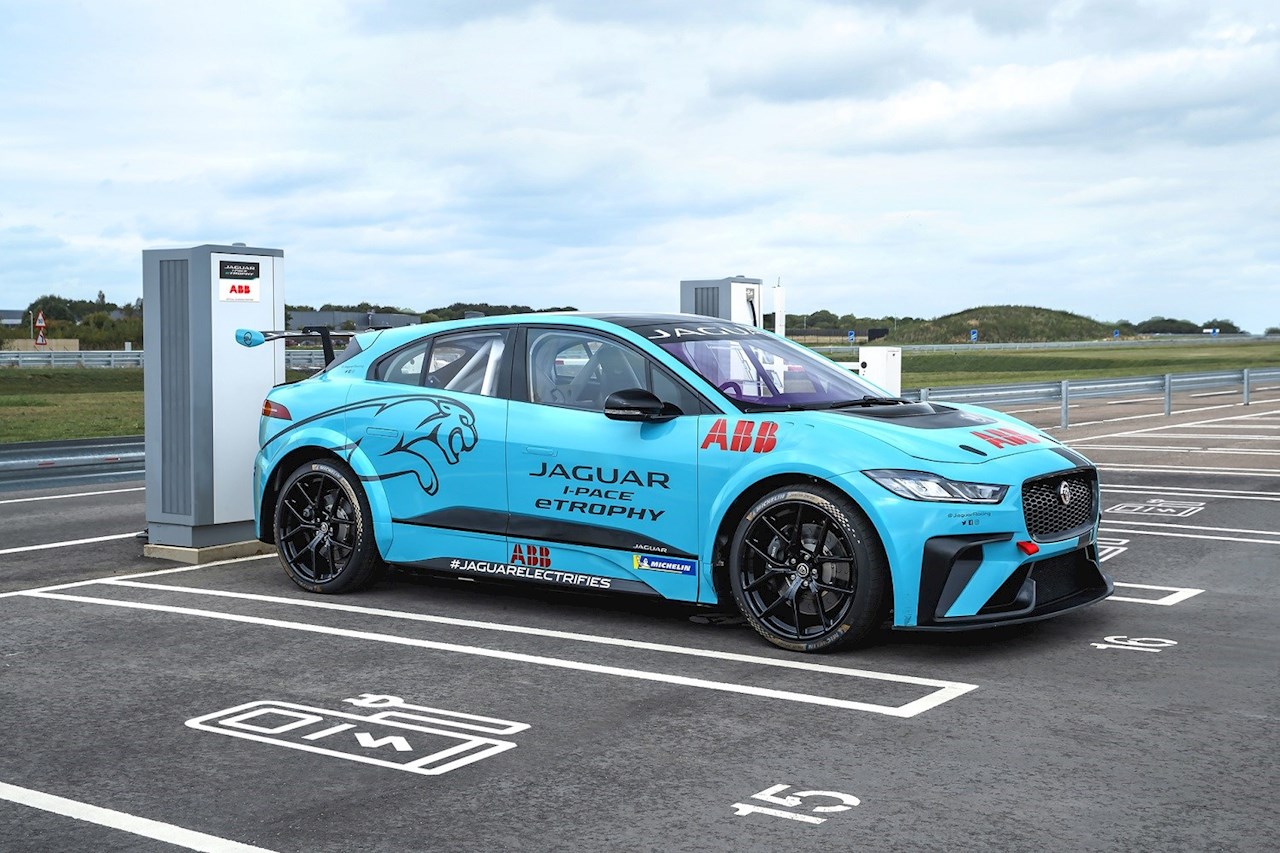 ABB devient le partenaire officiel de la série eTROPHY Jaguar I-PACE, la toute première série mondiale de courses tout électriques de voitures de série.