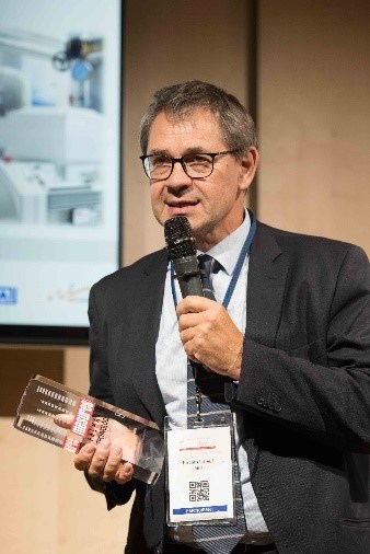 Remise de Prix à Fabien Laleuf, directeur de la division Robotics and Motion chez ABB France.