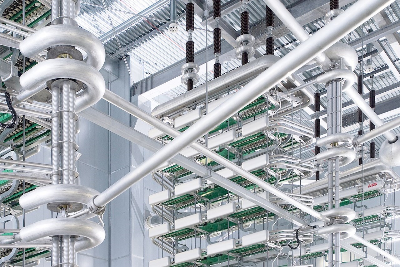 Преобразовательные подстанции HVDC обеспечат эффективную транспортировку возобновляемой гидроэлектроэнер-гии потребителям в Пакистане, удаленным на 800 километров от источников энергогенерации в Таджикистане