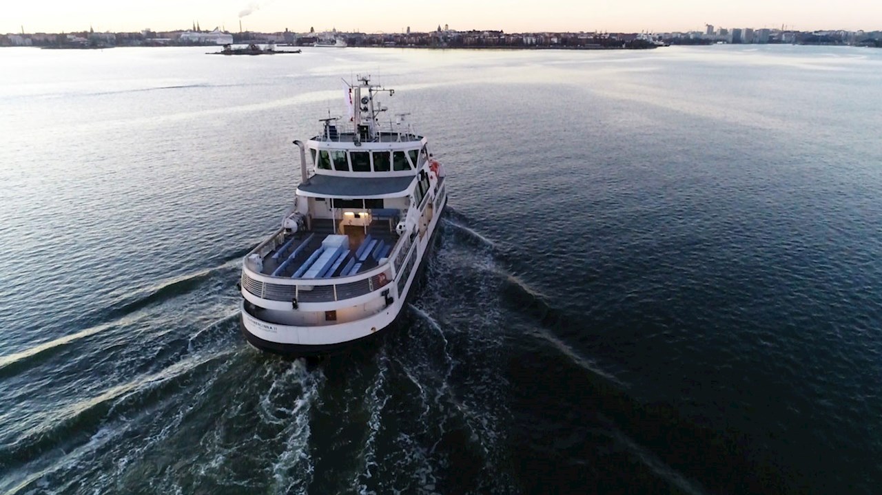 Ferry Suomenlinna II pilotado a distancia por el puerto de Helsinki.