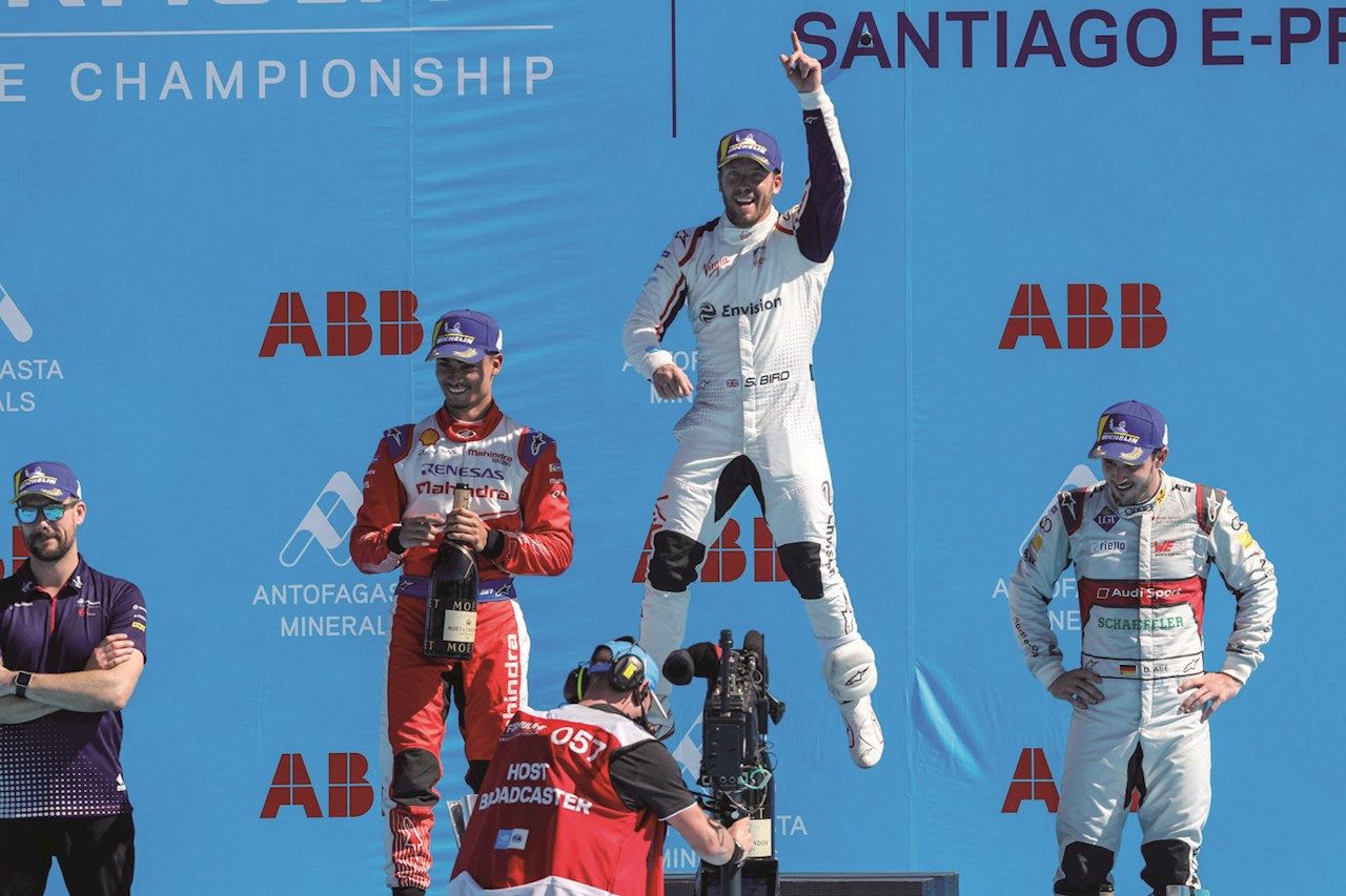 Sam Bird, piloto británico de Envision Virgin Racing, celebrando su triunfo en el E-Prix Santiago 2019.