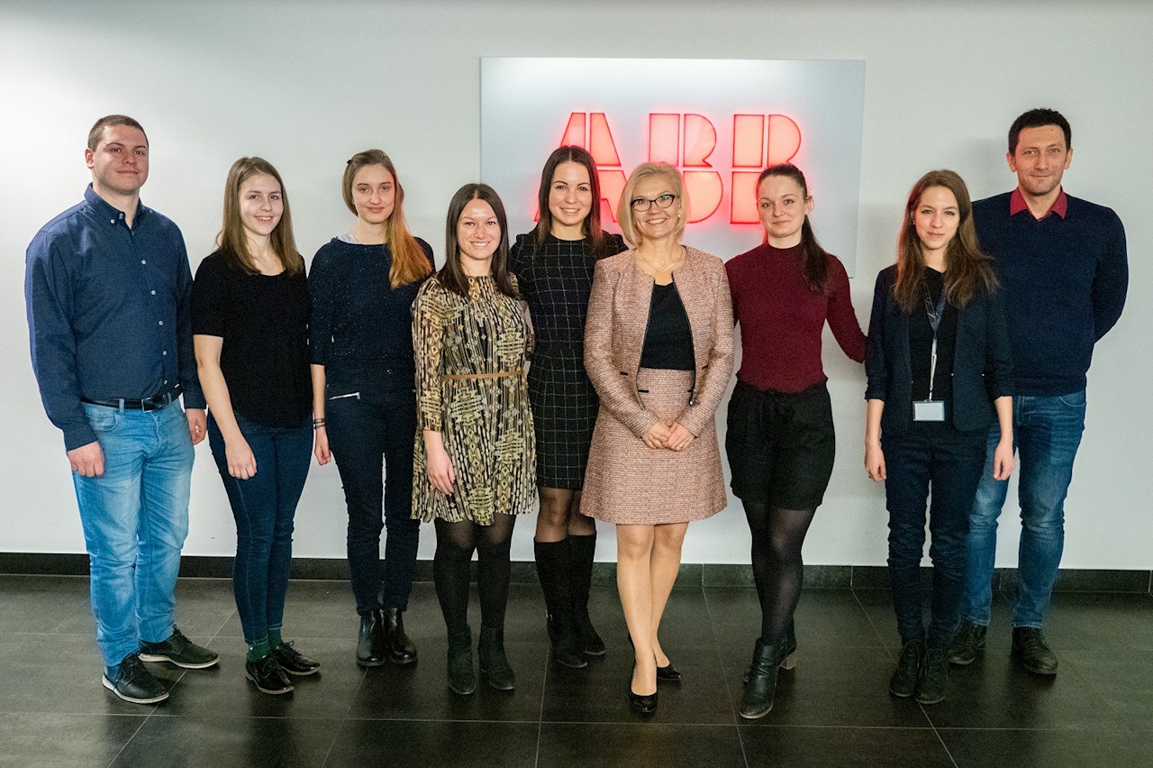 Taira-Julia Lammi az ABB Kft. ügyvezetője (középen), a programban résztvevő diáklányok és a mentorok.