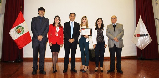 Bruno Montoya, Gerente de Recursos Humanos de ABB en Perú, Daniela Maurtua, Gerente de Comunicación Corporativa de ABB en Perú y Jasmin Ramírez, Especialista de HSE de ABB en Perú recibiendo el reconocimiento de las manos de los representantes del Programa Peru Responsable del Ministerio.