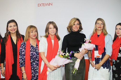 Damas en minería rodean a la ministra de Energía y Minas, Cayetana Aljovín (tercera, centro)