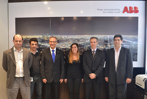 En fotografía: Embajador de Suiza Johaness Matyassy y el equipo de ABB en Rosario.