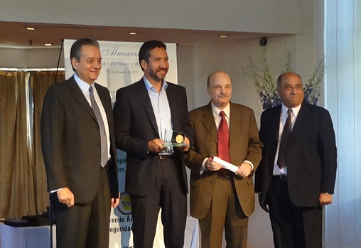 El presidente del IAPG entrega el premio a Christian Newton y Héctor Pelecanachis