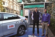 Orlando Meneses de Enel Distribución y Gonzalo Hidalgo de ABB en Chile, junto a la estación de carga ABB para vehículos eléctricos ubicada en el edificio corporativo de Enel.