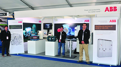 Mario Maragaño, Esteban Lagos y José Simpson de ABB en Chile en el stand de la compañía en Expominera del Pacífico. 