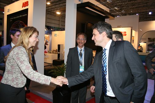 Hernán Kavaliauskas, LBU Manager Oil & Gas recibe a Ministra de Industria de la Nación Débora Giorgi en Stand de ABB