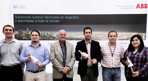 De izq. a der.: Cristian Val, Research and Development Engineer WiAutoLink; Osvaldo Borello, Sales Engineer AutoLink; Gaspar Urman, LBU Manager Medium Voltage Products; Julio Temen, LPG Manager Outdoor Products PPMV; Andrés Poric, Product Manager Outdoor Products PPMV; Fiorella Pavetti, Marketing and Sales support PPMV