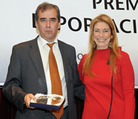 Débora Giorgi, Ministra de Industria de la Nación, entrega el premio a José Méndez de ABB