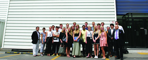 Delegación de Estudiantes suecos frente a las oficinas de ABB en Chile.