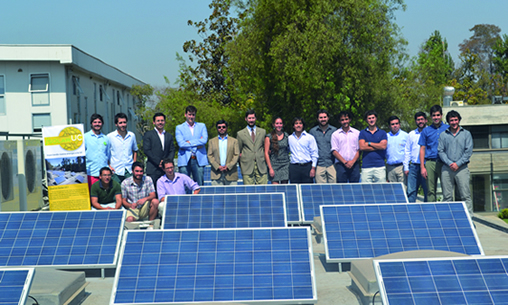 Grupo Proyecto iSolar UC junto a docentes de la escuela de Ingeniería UC y a Jorge Álvarez, Product Manager Solar de la División Discrete Automation & Motion de ABB en Chile.
