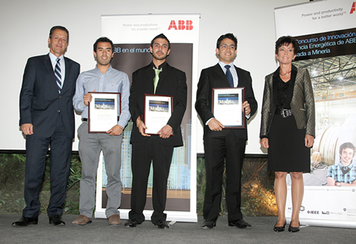 De izquierda a derecha: José Paiva, Country Manager de ABB en Chile; Juan Ignacio Peirano, estudiante de Ingeniería Civil Industrial y  Vincenzo Bassi, estudiante de Ingeniería Civil Eléctrica, ambos de la Universidad de Chile; Víctor Nakagawa, Ingeniero Civil Químico y Magíster en Ciencias de la Ingeniería Química de la Universidad Técnica Federico Santa María e Yvonne Baumann, Embajadora de Suiza en Chile. 