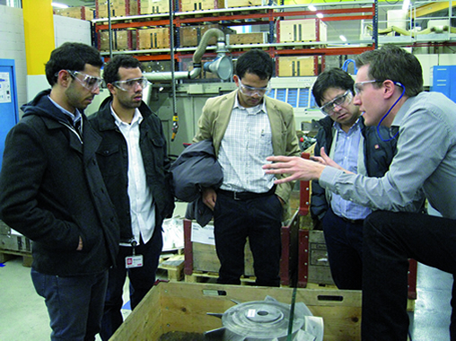 Vincenzo Bassi, Estudiante de Ingeniería Civil Eléctrica y Juan Ignacio Peirano, Estudiante de Ingeniería Civil Industrial, ambos de la Universidad de Chile; Víctor Nakagawa, Magíster en Ciencias de la Ingeniería Química de la Universidad Técnica  Federico Santa María y Luis Cid, Training Manager de ABB University en Chile junto al Product Manager de Turbocargadores en la fábrica de Turbocargadores de ABB en Baden, Suiza.
