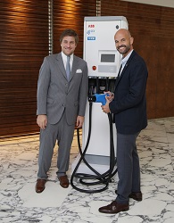 El Ministro de Transporte de la Nación, Guillermo Dietrich, posando junto al cargador rápido de ABB.