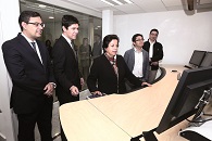 Ministra Williams probando el funcionamiento de la sala de monitoreo remoto EOW-x de ABB