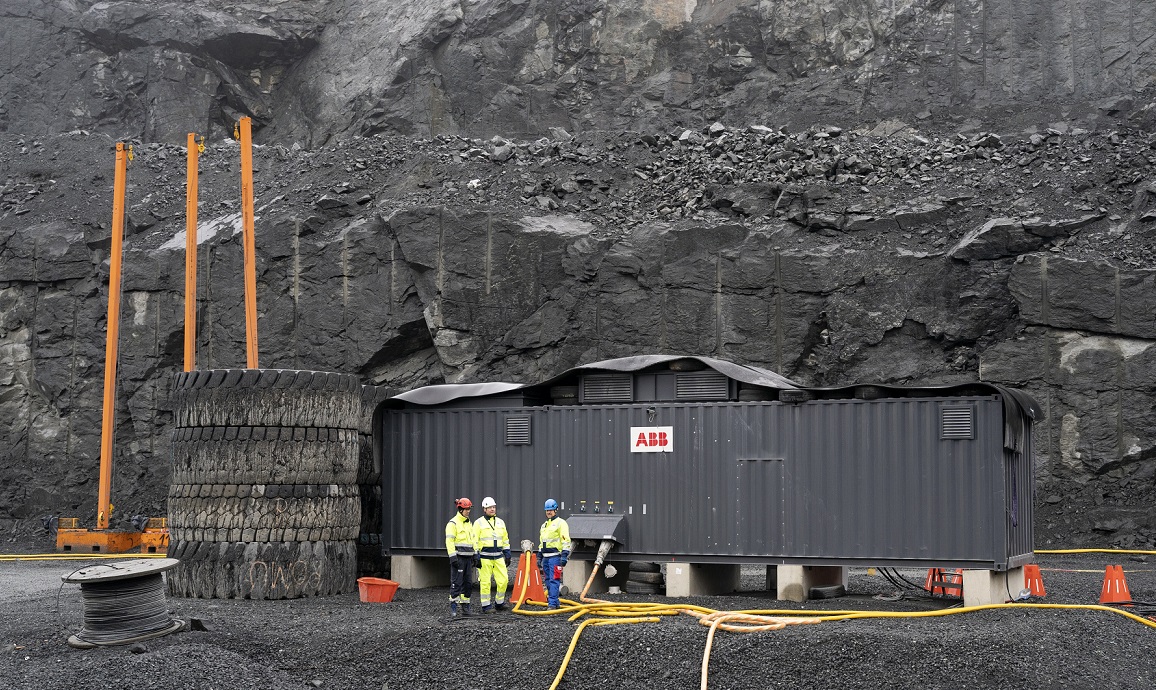 ABB:n räätälöimä eHouse-ratkaisu varmistaa häiriöttömän sähkönsiirron kaivosalueella. ABB:n eHousessa on kiinnitetty huomiota siihen, ettei kaivosolosuhteiden pöly pääse kulkeutumaan sähkölaitteisiin. Muuntajassa on tiiviit ovet ja hyvät ilmanottosuodattimet.