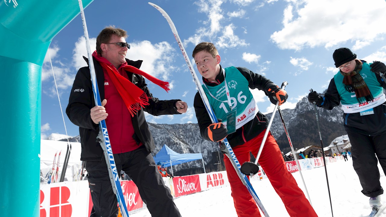 Langjähriger ABB-Helfer Andrew Buchen mit Ski-Athleten in Inzell 2015. Die letzten Nationalen Winterspiele von Special Olympis fanden vor zwei Jahren in Willingen statt. Auch hier unterstützten 100 freiwillige Helfer von ABB.