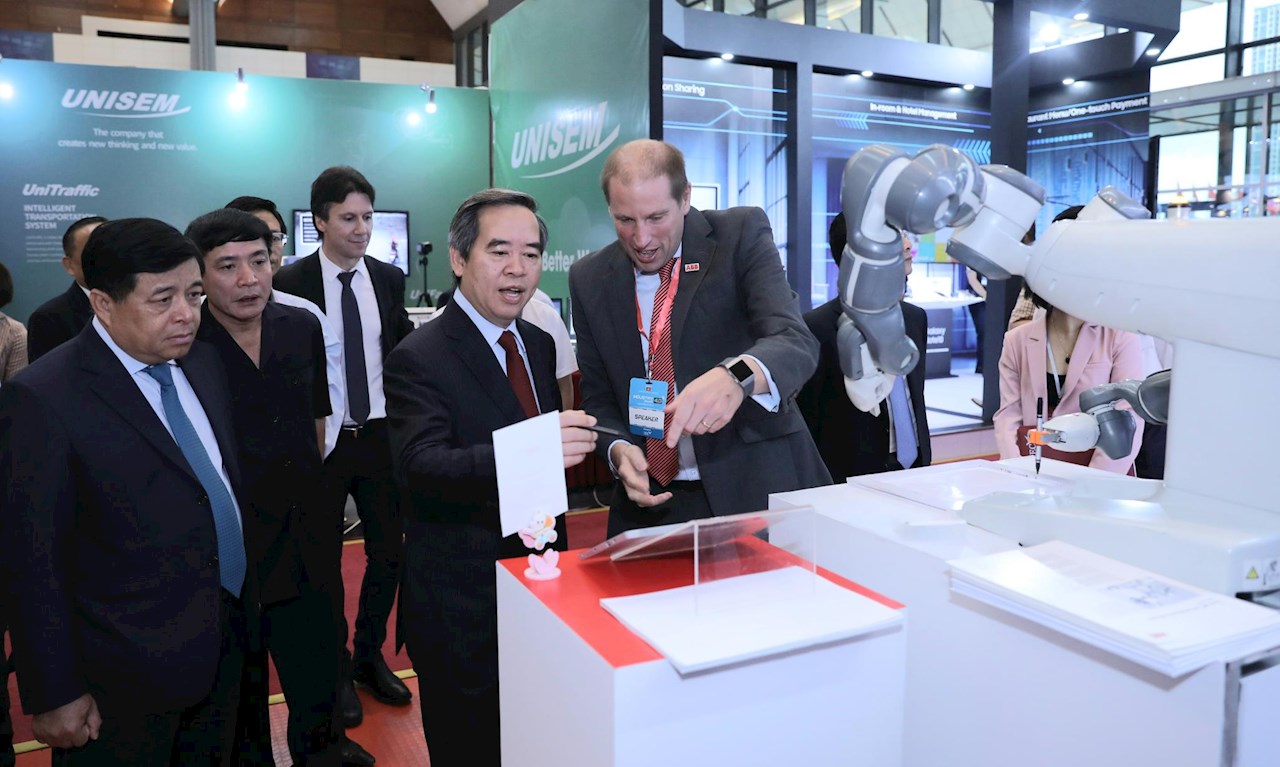 ABB Country Managing Director Brian Hull (first from the right) welcomed visit of Mr. Nguyen Van Binh (second from the right) - Chairman of Vietnam Central Economic Comission - at the ABB booth