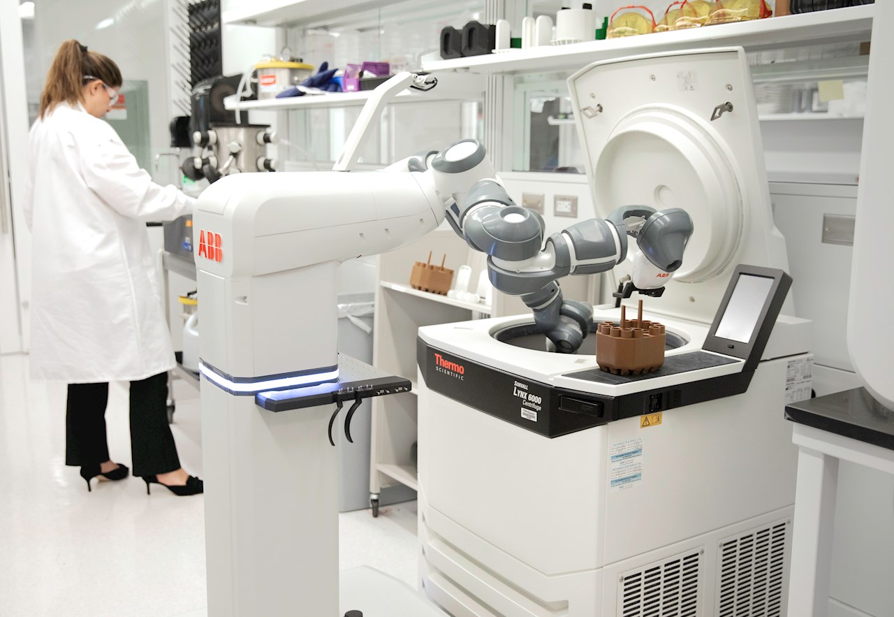 ABBs konsept for en mobil laboratorierobot arbeider med en sentrifuge sammen med mennesker.